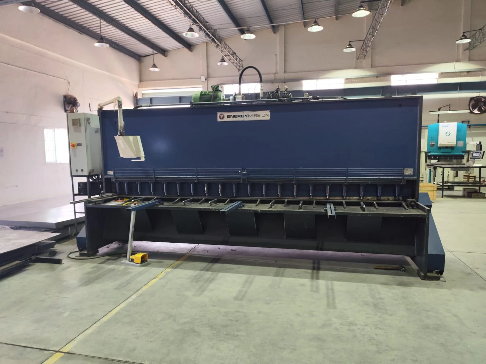 Hydraulic CNC shearing machine 
